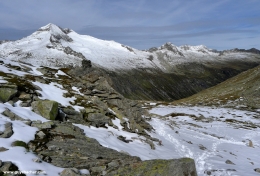 Rocky trail towards the pass