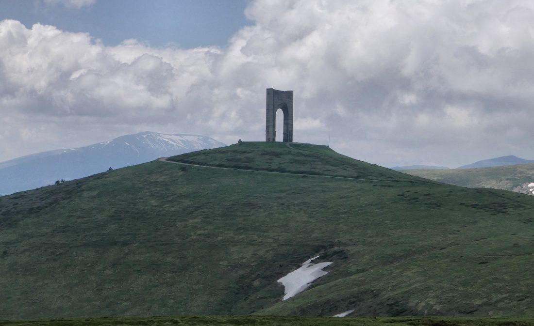 Bulgaria-beklemeto-pass-arc-monument_P1040595