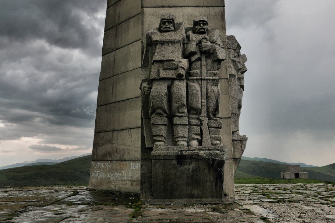 Bulgaria-beklemeto-pass-arc-monument_P1050185