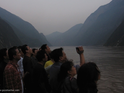 Admiring steep slopes of Yangtze gorge