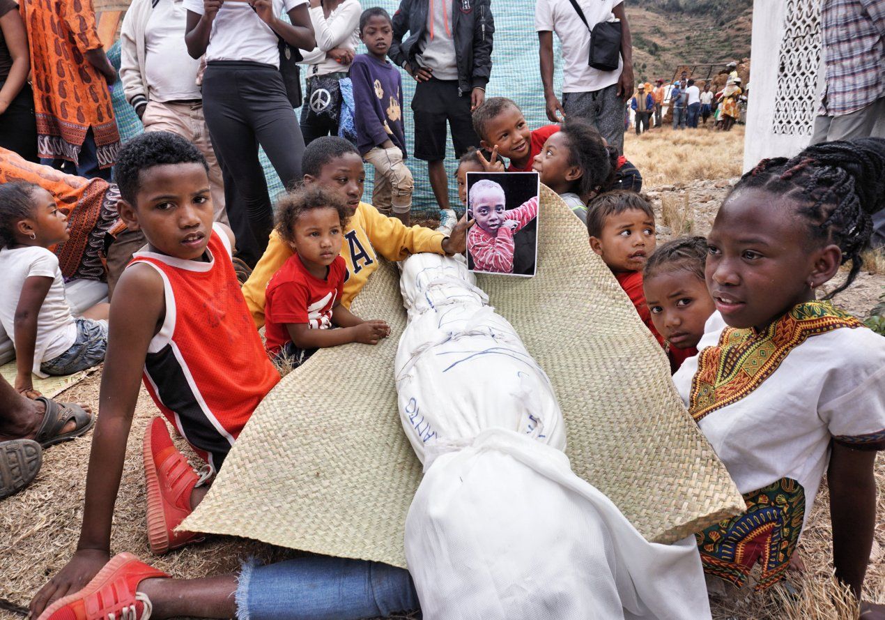 Madagascar / Famadihana: dealing with death can be joyful | Guy Shachar