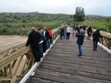 מצטלמים על רקע הירדן השוצף - גשר אריק