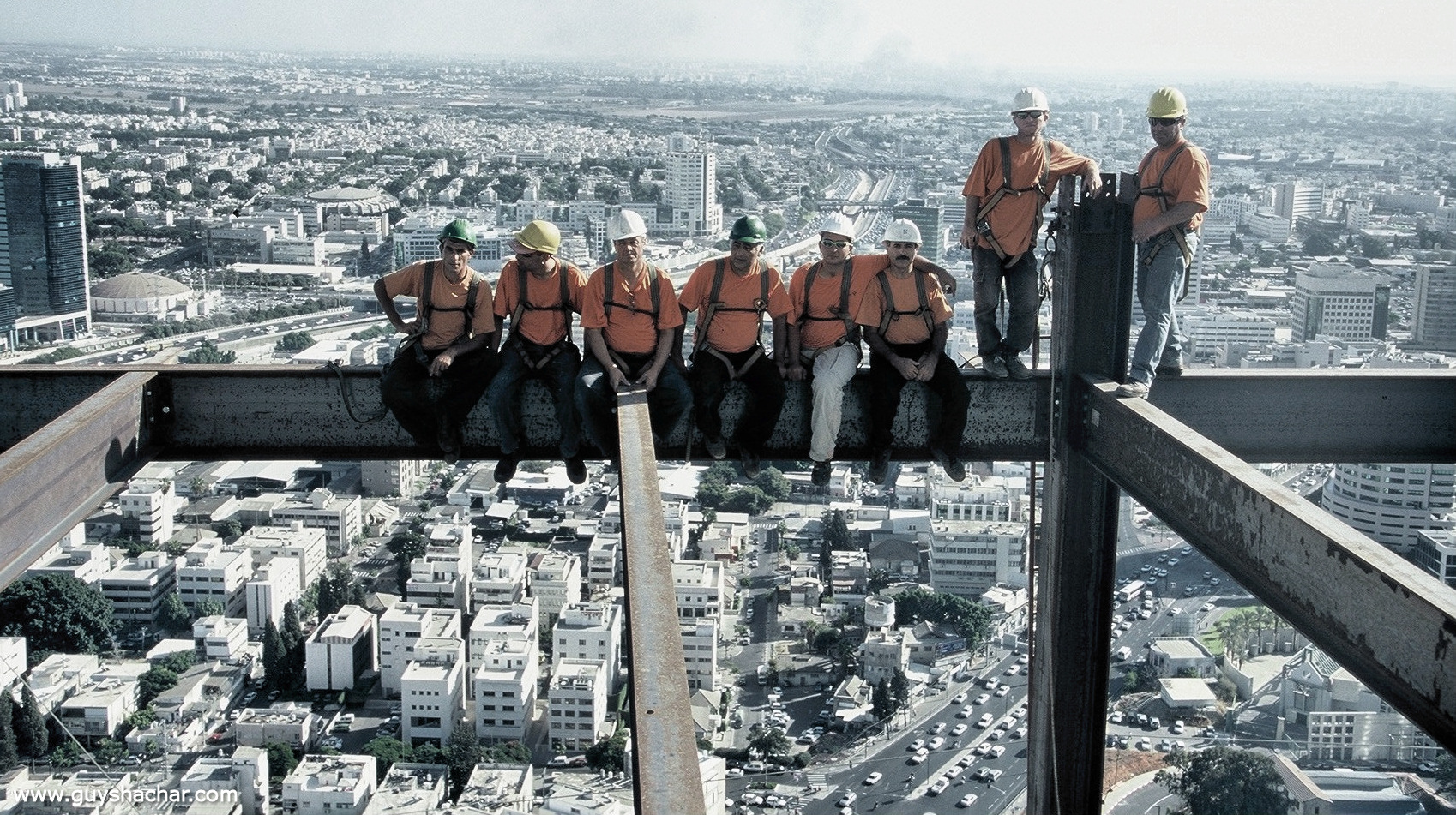 Полутора тысячи метров. Рабочие обедают на небоскребе. Строители небоскребов. Стройка небоскреба. Строители на высоте.