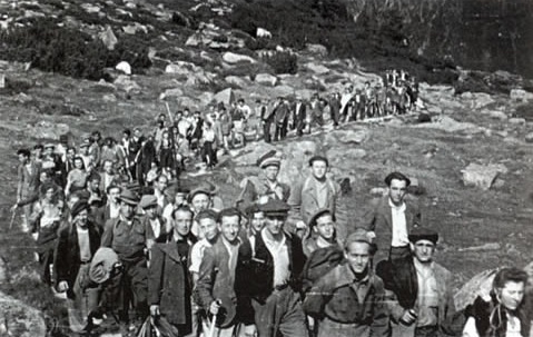 Krimml-Refugees-Cross-5