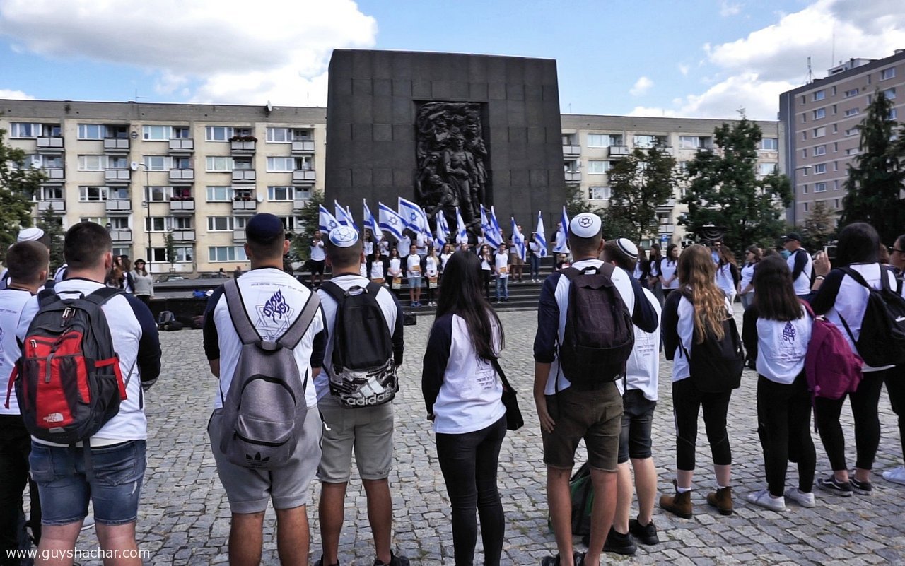 טקס נוער מול האנדרטה למרד גטו ורשה, קיץ 2018