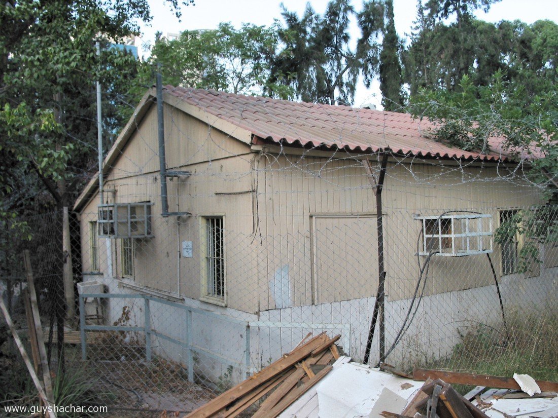 צריף עץ בשרונה שנהרס. מלבד שיוכו לתקופה הצבאית, ערך אסתטי המשלים את נוכחות מבני האבן, תחושה נעימה שמייצרים מבני עץ, והמרקם הכולל גם את הצמחייה המייצר פינה רגועה ונעימה.