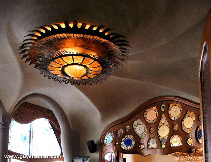 Barcelona_Gaudi_Batllo_Lamp_IMG_1317.jpg